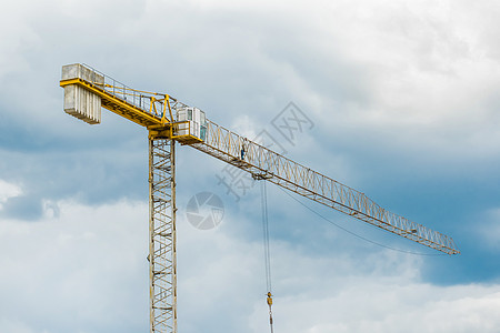 在蓝云天空背景下建造建筑大楼的工业起重机 台楼建筑图片