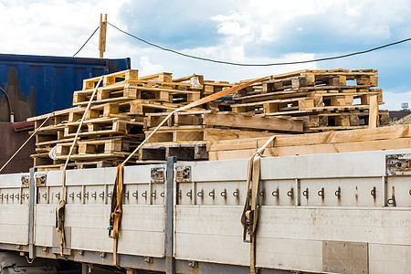 在建筑工地运输木制货盘 工业货运或木材货物的卡车 运货商品物流木头工厂船运材料回收架子贮存包装图片