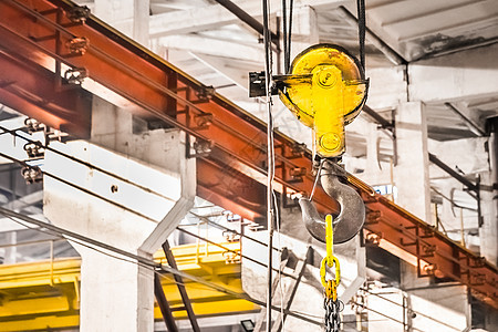 工业企业背景上的高架起重机吊钩 特结式城市建筑商业运输装修机器建筑学技术机械力量图片