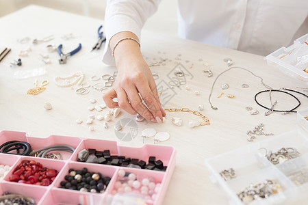 专业珠宝设计师在工作室车间特写制作手工珠宝 时尚 创意和手工概念剪刀工匠耳环珠子女士项链装饰品桌子精神生产背景图片
