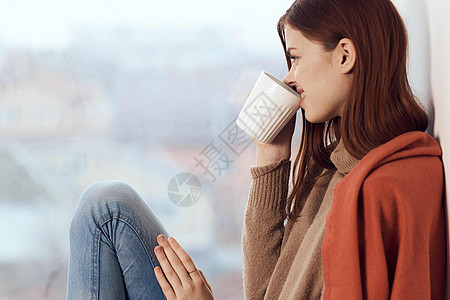 女人看着窗窗窗窗外的女人 康福特周末休息闲暇假期女孩女士杯子咖啡格子女性思维图片