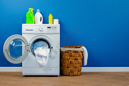 蓝墙背景洗洗洗衣的洗衣机家庭衣服蓝色毛巾电气机器房间洗涤卫生烘干机图片