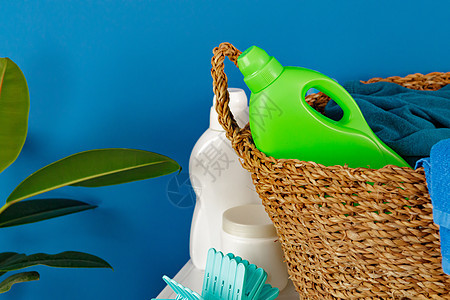一瓶清洁液化水管洗衣机 室内房子打扫技术液体蓝色纺织品洗涤剂家庭柔软剂篮子图片