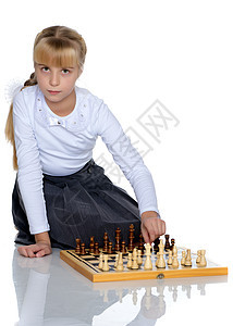 女孩下象棋战略思考竞赛学习智力工作室桌子专注教育女性图片