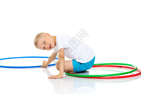 一个小男孩在玩圈套团体幸福快乐圆圈喜悦游戏闲暇孩子女孩童年图片