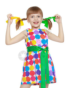 绿色裙子小仙子一个穿着多色环状花样的裙子的小女孩孩子公主冒充女性微笑卷曲童年眼睛绿色工作室背景