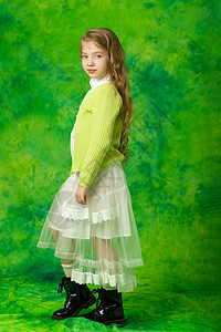 绿色裙子小仙子剪切 绿色背景画像 一个美丽的小G的绿色背景肖像童年冒充裙子乐趣快乐工作室女孩微笑女儿青年背景