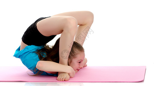 小体操运动员在地板上表演了一种杂技元素身体孩子健美操闲暇健身房女孩演员戒指体操肌肉图片