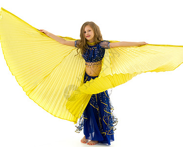 东方歌舞舞会中的金发女孩与翅膀共舞衣服身体工作室姿势文化行动女士腹部戏服舞蹈图片