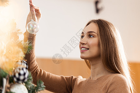 穿着装饰圣诞树的毛衣的妇女合身女士套衫女孩幸福传统玩具喜庆风格假期羊毛图片