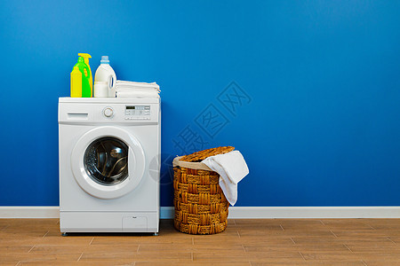蓝墙背景洗洗洗衣的洗衣机机器烘干机毛巾器具琐事家务洗涤洗涤剂家庭纺织品图片