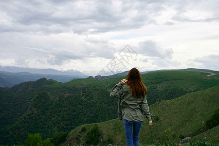 旅游山区妇女旅游山地旅行自然景观度假女孩女郎自由夫妻日落金发远足天空岩石冒险图片