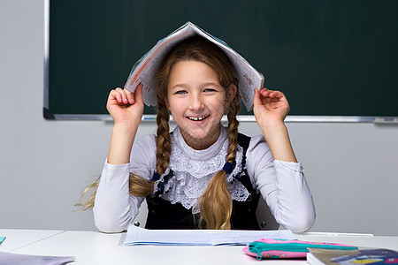 可爱女学生的肖像 回到学校 教育概念照片思考瞳孔沉思学生白色孩子们女孩黑板学习图片
