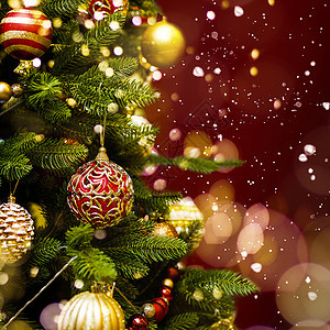 紧紧封着在装饰的圣诞树上挂着的红酒杯喜庆装饰品卡片庆典玩具季节边界派对喜悦松树图片
