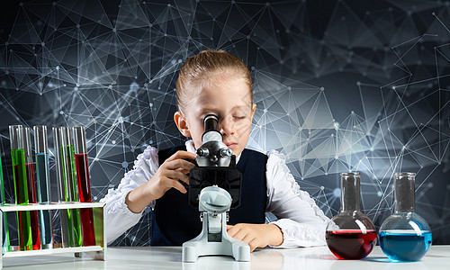 透过显微镜观察的小女孩科学科学家班级生物学化学孩子学校烧瓶课堂测试玻璃知识图片