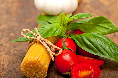 意大利意大利意大利面糊番茄和巴西尔草本植物餐厅烹饪叶子蔬菜乡村面条美食厨房木头图片