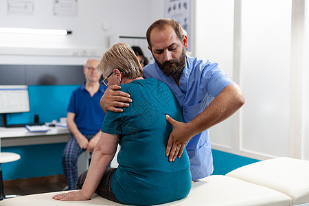 医疗助理治疗背部和脊椎疼痛的妇女专家女士整骨保健护士男人运动药品压力诊所图片