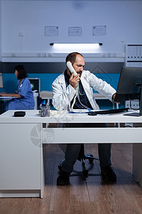 使用固定电话进行远程通讯超时使用的医疗队电话房间办公室超载诊断医疗处方桌子专家临床电脑图片