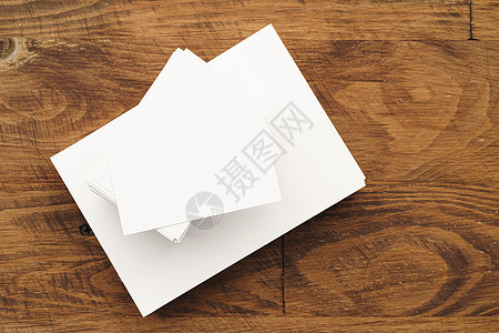 粗木制表格上的空白商务名片堆叠人士工作公司推介会商业卡片桌子木头展示橡木图片