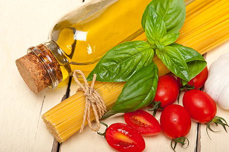 意大利意大利意大利面糊番茄和巴西尔草本植物营养烹饪乡村饮食面条蔬菜厨房午餐餐厅图片