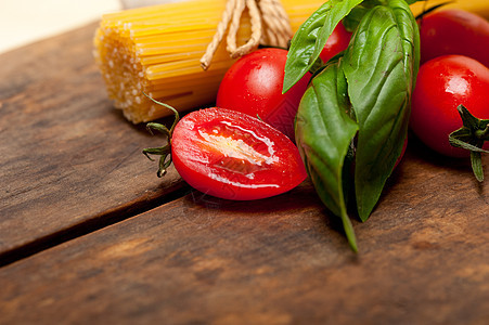 意大利意大利意大利面糊番茄和巴西尔木头烹饪美食饮食乡村午餐食谱草本植物叶子香料图片
