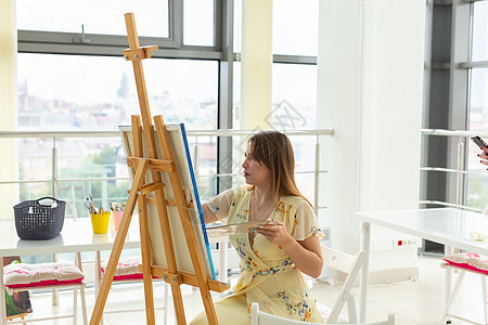 艺术课 绘画和创造性概念     女学生坐在装有调色板和油漆刷的垫子前创造力工艺美术学校艺术品女孩学习爱好女士艺术生图片