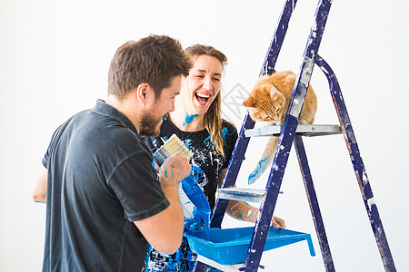 人 重新装配和翻新概念     用猫泼油漆画一对夫妇的肖像工作微笑公寓家庭工具设计师夫妻胶水牛仔裤维修背景图片
