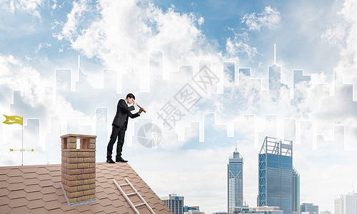 工程师男子站在屋顶上 寻找间谍眼镜 混合媒体生长城市烟囱景观职业风险商业天空男人房子图片