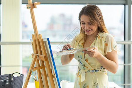 艺术课和绘画概念在工作室从事绘画工作的女艺术家热情眼睛工艺女性画笔学校艺术品班级学习画家图片