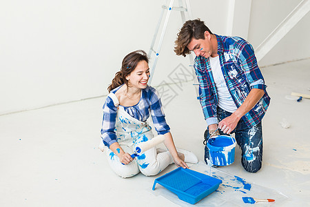 重新装配 颜色 翻新和人的概念一对夫妇要油漆墙壁 他们混合了颜色女士公寓手套画笔建筑家庭维修装修夫妻女性背景图片