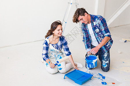 重新装配 翻新和人的概念-一对夫妇要油漆墙壁 他们正在准备彩色背景图片