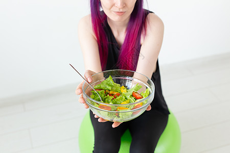 穿着彩色头发的亚裔健康女孩 拿着蔬菜沙拉 健康的饮食概念 笑声女性女孩锻炼运动员训练身体重量练习水果有氧运动图片