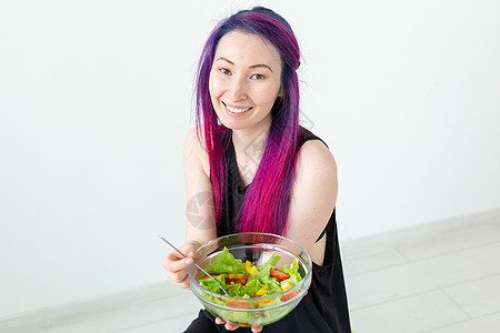 年轻的亚洲健身女孩手里拿着蔬菜沙拉 头发是彩色的 健康饮食理念运动锻炼活动练习重量运动员女性女孩成人水果图片