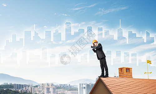 工程师男子站在屋顶上看望远镜 混合介质(复合介质)图片
