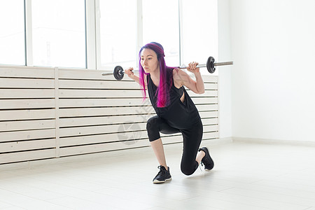 健康的生活方式 健身 人和运动概念 — 身穿黑色衬衫 带身体棒的健康女性肖像图片