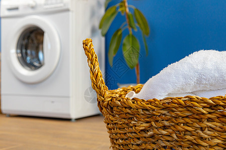 蓝墙背景洗洗洗衣的洗衣机器具电气家务织物家庭房子打扫房间浴室蓝色图片