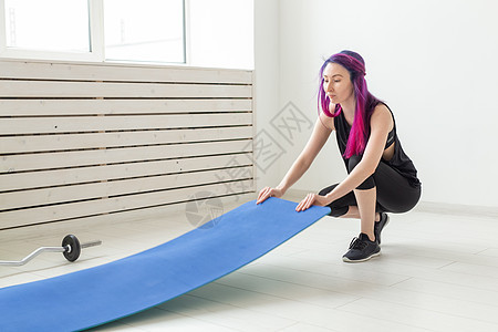 穿着彩色头发折叠体操垫和体育课课后运动垫的苗条女孩 瑜伽和小便的概念有氧运动活力女性运动员耐力动机健身房蓝色运动福利图片