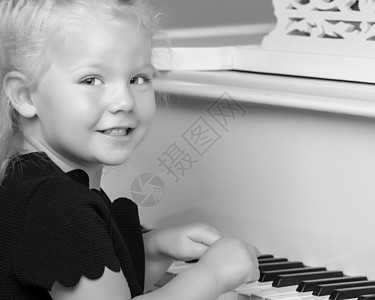 小姑娘弹钢琴 拍黑白相片裙子唱歌交响乐玩家钢琴家音乐会创造力独奏象牙演员图片