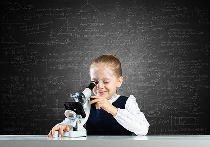 透过显微镜观察的小小科学家学生学校孩子生物童年科学研究员化学实验黑板图片