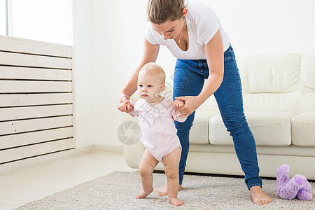 第一步 小女婴学会走路了父母喜悦女士学习儿子母性女性家庭乐趣快乐图片