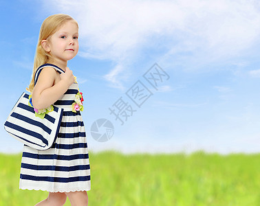 绿色裙子小仙子穿条纹裙子的小女孩天空孩子假期蓝色快乐幸福微笑辫子草地公主背景