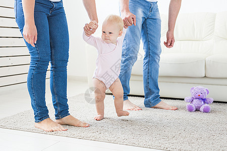 第一步 小女婴学会走路了母性乐趣童年妈妈学习喜悦女孩父母快乐男生图片