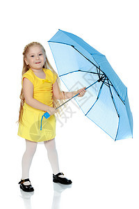 女孩手里拿着一把蓝色雨伞微笑太阳卷曲海滩童年公主长发快乐阳伞工作室图片