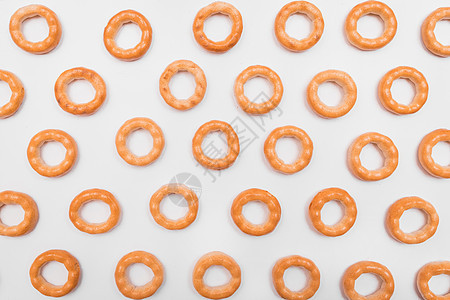 白色背景的百吉饼小吃或干百吉饼午餐食品 用泡芙糕点烘焙的圆形烘焙产品戒指种子饮食粮食早餐面包平底锅桌子字体烘干图片