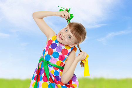 绿色裙子小仙子一个穿着多色环状花样的裙子的小女孩童年幸福孩子女性公主冒充快乐灰色微笑绿色背景