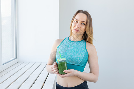 健康 饮食 脱毒和体重减肥概念     参加运动的年轻女子 带绿色冰淇淋营养重量食物福利液体微笑排毒运动员果汁蔬菜图片