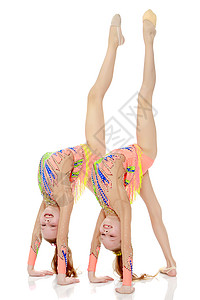 两个女体操运动员在修桥戏服演员运动孩子们平衡芭蕾舞地面工作室雪花紧身衣图片