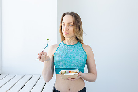 健康饮食 节食和健身概念锻炼后吃蔬菜和肉的年轻女性女孩午餐食物生物厨房桌子身体损失盘子养分图片