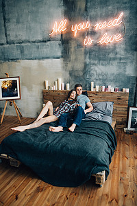 一个男人和一个女孩睡在房间里的床上女孩白色工作室镜子蓝色气氛女士蜡烛棕色建筑物图片