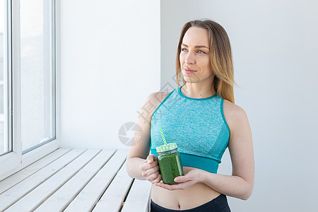 健康 饮食 脱毒和体重减肥概念     参加运动的年轻女子 带绿色冰淇淋运动员食物福利果汁重量微笑活力水果营养女孩图片